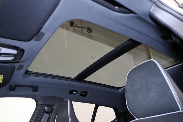 Volvo EX40 Extended Range Ultra 82 kWh - IntelliSafe Assist & Surround - 360º Camera - Harman/Kardon audio - Verwarmde voorstoelen & stuur - Parkeersensoren voor & achter - Elektr. bedienb. voorstoelen met geheugen links - Draadloze tel. lader - Warmtepomp - Extra g