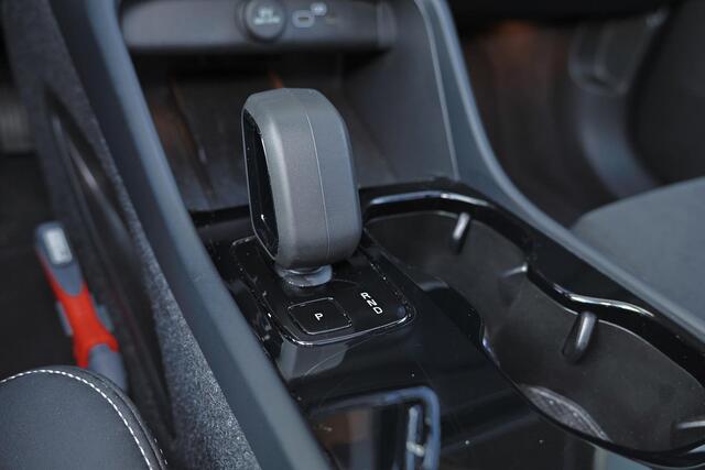 Volvo EX40 Extended Range Ultra 82 kWh - IntelliSafe Assist & Surround - 360º Camera - Harman/Kardon audio - Verwarmde voorstoelen & stuur - Parkeersensoren voor & achter - Elektr. bedienb. voorstoelen met geheugen links - Draadloze tel. lader - Warmtepomp - Extra g