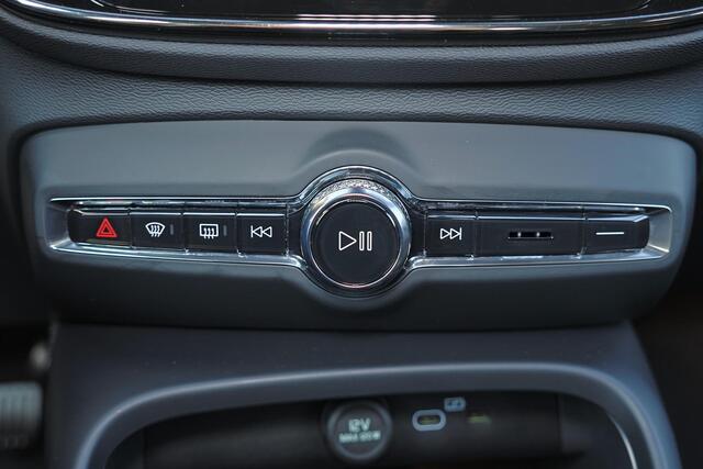 Volvo EX40 Extended Range Ultra 82 kWh - Panorama/schuifdak - IntelliSafe Assist & Surround - 360º Camera - Harman/Kardon audio - Verwarmde voorstoelen & stuur - Parkeersensoren voor & achter - Elektr. bedienb. voorstoelen met geheugen links - Draadloze tel. lader -