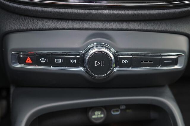 Volvo EX40 Performance Ultra 82 kWh - Panorama/schuifdak - IntelliSafe Assist & Surround - 360º Camera - Harman/Kardon audio - Verwarmde voorstoelen, stuur & achterbank - Parkeersensoren voor & achter - Elektr. bedienb. voorstoelen met geheugen links - Draadloze tel