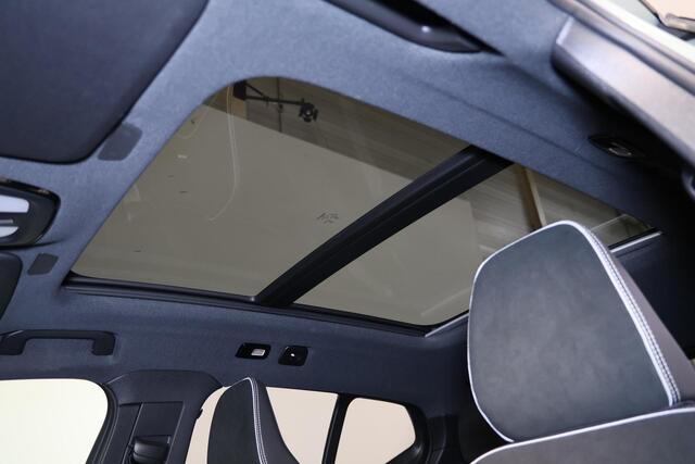 Volvo EX40 Extended Range Ultra 82 kWh - Panorama/schuifdak - IntelliSafe Assist & Surround - 360º Camera - Harman/Kardon audio - Verwarmde voorstoelen & stuur - Parkeersensoren voor & achter - Elektr. bedienb. voorstoelen met geheugen links - Warmtepomp - Extra get