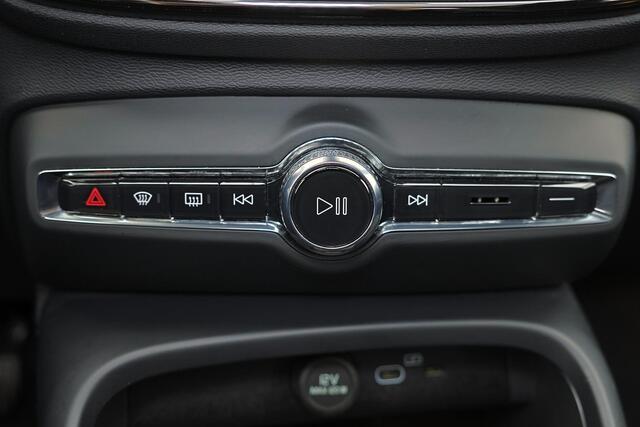 Volvo EX40 Extended Range Ultra 82 kWh - Panorama/schuifdak - IntelliSafe Assist & Surround - 360º Camera - Harman/Kardon audio - Verwarmde voorstoelen & stuur - Parkeersensoren voor & achter - Elektr. bedienb. voorstoelen met geheugen links - Warmtepomp - Extra get