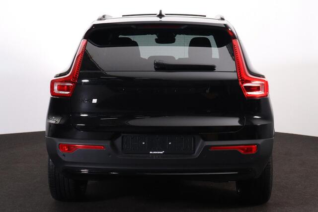 Volvo EX40 Performance Ultra Black Edition 82 kWh - Panorama/schuifdak - IntelliSafe Assist & Surround - 360º Camera - Harman/Kardon audio - Verwarmde voorstoelen, stuur & achterbank - Parkeersensoren voor & achter - Elektr. bedienb. voorstoelen met geheugen links -