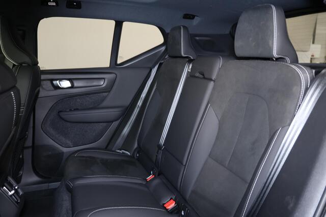 Volvo EX40 Performance Ultra Black Edition 82 kWh - Panorama/schuifdak - IntelliSafe Assist & Surround - 360º Camera - Harman/Kardon audio - Verwarmde voorstoelen, stuur & achterbank - Parkeersensoren voor & achter - Elektr. bedienb. voorstoelen met geheugen links -