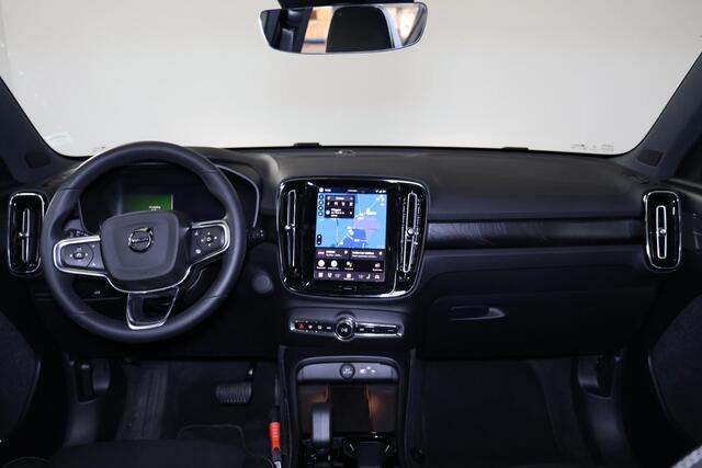 Volvo EX40 Performance Ultra Black Edition 82 kWh - Panorama/schuifdak - IntelliSafe Assist & Surround - 360º Camera - Harman/Kardon audio - Verwarmde voorstoelen, stuur & achterbank - Parkeersensoren voor & achter - Elektr. bedienb. voorstoelen met geheugen links -