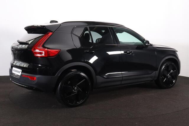 Volvo EX40 Extended Range Plus Black Ed. 82 kWh - IntelliSafe Assist & Surround - 360º Camera - Verwarmde voorstoelen, stuur & achterbank - Parkeersensoren voor & achter - Elektr. bedienb. bestuurdersstoel met geheugen - Draadloze tel. lader - Warmtepomp - Extra get