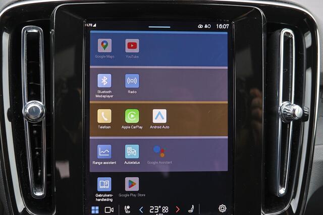 Volvo EX40 Extended Range Plus Black Ed. 82 kWh - IntelliSafe Assist & Surround - 360º Camera - Verwarmde voorstoelen, stuur & achterbank - Parkeersensoren voor & achter - Elektr. bedienb. bestuurdersstoel met geheugen - Draadloze tel. lader - Warmtepomp - Extra get