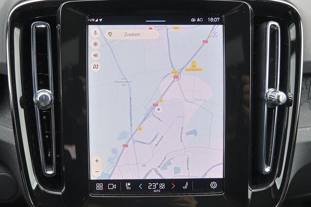 Volvo EX40 Extended Range Plus Black Ed. 82 kWh - IntelliSafe Assist & Surround - 360º Camera - Verwarmde voorstoelen, stuur & achterbank - Parkeersensoren voor & achter - Elektr. bedienb. bestuurdersstoel met geheugen - Draadloze tel. lader - Warmtepomp - Extra get