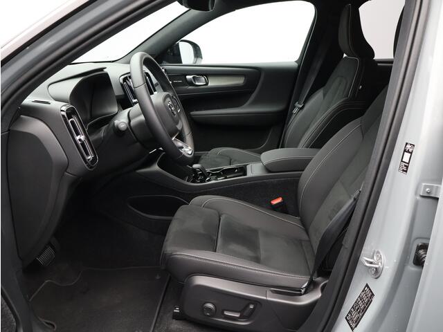 Volvo EX40 Single Motor Extended Range Plus Europa 82 kWh / Nubuck / Elek. Verst. Stoelen / Verwarmbare Stoelen + Stuurwiel / BLIS / Keyless / Adaptive Cruise / Extra Getint Glas /