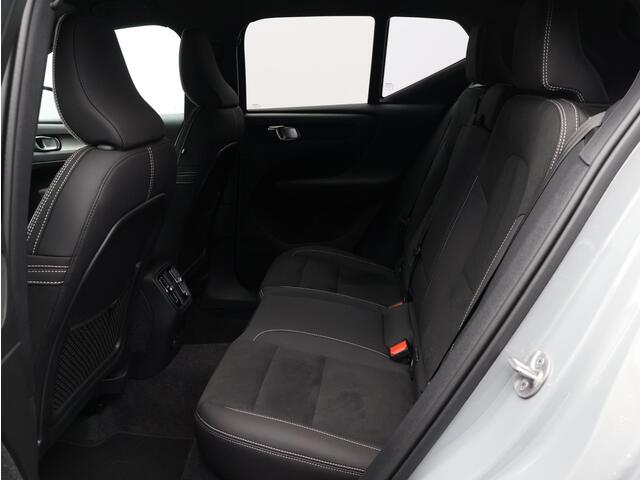 Volvo EX40 Single Motor Extended Range Plus Europa 82 kWh / Nubuck / Elek. Verst. Stoelen / Verwarmbare Stoelen + Stuurwiel / BLIS / Keyless / Adaptive Cruise / Extra Getint Glas /