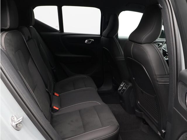 Volvo EX40 Single Motor Extended Range Plus Europa 82 kWh / Nubuck / Elek. Verst. Stoelen / Verwarmbare Stoelen + Stuurwiel / BLIS / Keyless / Adaptive Cruise / Extra Getint Glas /