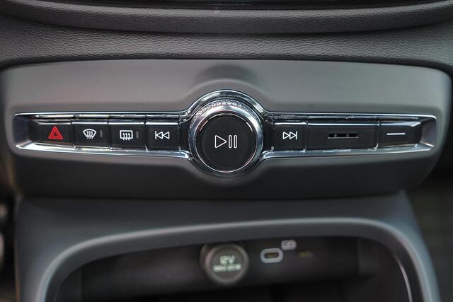 Volvo EX40 Twin Motor Performance Plus 82 kWh - IntelliSafe Assist & Surround - 360º Camera - Verwarmde voorstoelen, stuur & achterbank - Parkeersensoren voor & achter - Elektr. bedienb. voorstoelen met geheugen links - Draadloze tel. lader - Warmtepomp - Extra geti