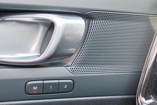 Volvo EX40 Twin Motor Performance Plus 82 kWh - IntelliSafe Assist & Surround - 360º Camera - Verwarmde voorstoelen, stuur & achterbank - Parkeersensoren voor & achter - Elektr. bedienb. voorstoelen met geheugen links - Draadloze tel. lader - Warmtepomp - Extra geti