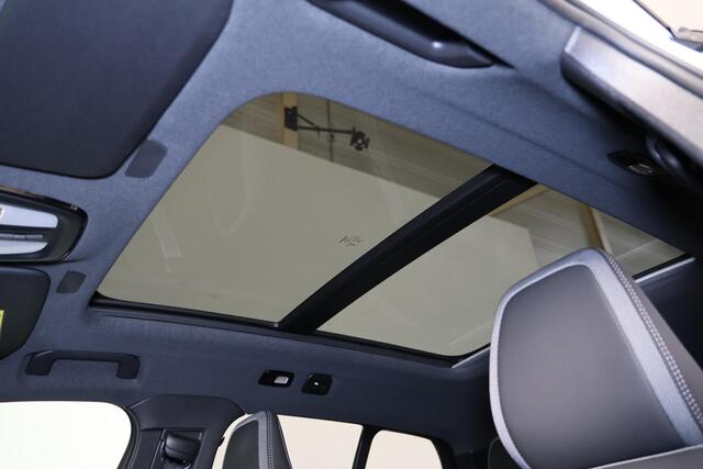 Volvo EX40 Extended Range Ultra 82 kWh - Panorama/schuifdak - IntelliSafe Assist & Surround - 360º Camera - Harman/Kardon audio - Verwarmde voorstoelen & stuur - Parkeersensoren voor & achter - Elektr. bedienb. voorstoelen met geheugen links - Draadloze tel. lader -