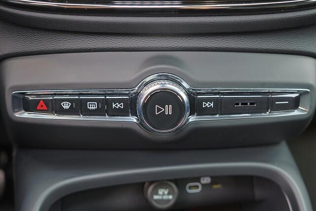 Volvo EX40 Extended Range Ultra 82 kWh - Panorama/schuifdak - IntelliSafe Assist & Surround - 360º Camera - Harman/Kardon audio - Verwarmde voorstoelen & stuur - Parkeersensoren voor & achter - Elektr. bedienb. voorstoelen met geheugen links - Draadloze tel. lader -