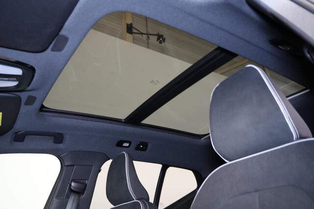 Volvo EX40 Performance Ultra 82 kWh - Panorama/schuifdak - IntelliSafe Assist & Surround - 360º Camera - Harman/Kardon audio - Adaptieve LED koplampen - Verwarmde voorstoelen, stuur & achterbank - Parkeersensoren voor & achter - Warmtepomp - Extra getint glas - Inkl