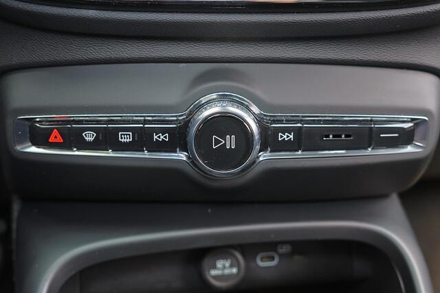 Volvo EX40 Performance Ultra 82 kWh - Panorama/schuifdak - IntelliSafe Assist & Surround - 360º Camera - Harman/Kardon audio - Adaptieve LED koplampen - Verwarmde voorstoelen, stuur & achterbank - Parkeersensoren voor & achter - Warmtepomp - Extra getint glas - Inkl