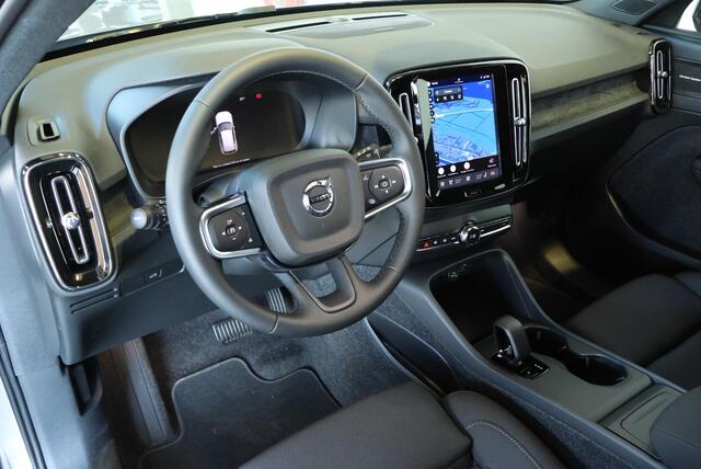 Volvo EX40 Single Motor Extended Range Plus Europa 82 kWh | Nieuwe auto | Direct beschikbaar | Parkeersensoren voor + achter | Google Infotainment | Elektrisch Verstelbare Voorstoelen | Harman Kardon Premium Audio | 360º Visual Park Camera | All-Season Banden