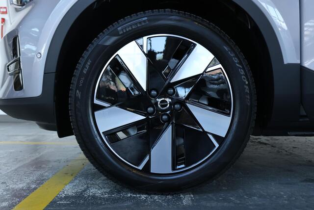 Volvo EX40 Single Motor Extended Range Plus Europa 82 kWh | Nieuwe auto | Direct beschikbaar | Parkeersensoren voor + achter | Google Infotainment | Elektrisch Verstelbare Voorstoelen | Harman Kardon Premium Audio | 360º Visual Park Camera | All-Season Banden