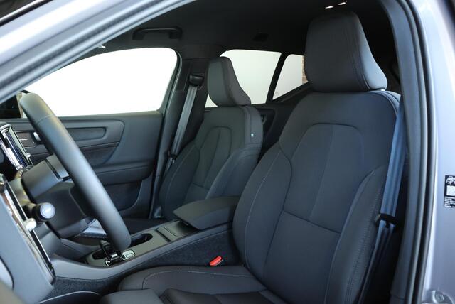 Volvo EX40 Single Motor Extended Range Plus Europa 82 kWh | Nieuwe auto | Direct beschikbaar | Parkeersensoren voor + achter | Google Infotainment | Elektrisch Verstelbare Voorstoelen | Harman Kardon Premium Audio | 360º Visual Park Camera | All-Season Banden