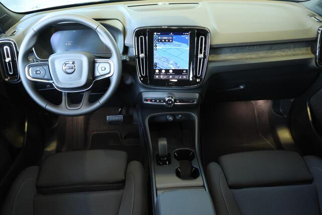 Volvo EX40 Single Motor Extended Range Plus Europa 82 kWh | Nieuwe auto | Direct beschikbaar | Parkeersensoren voor + achter | Google Infotainment | Elektrisch Verstelbare Voorstoelen | Harman Kardon Premium Audio | 360º Visual Park Camera | All-Season Banden