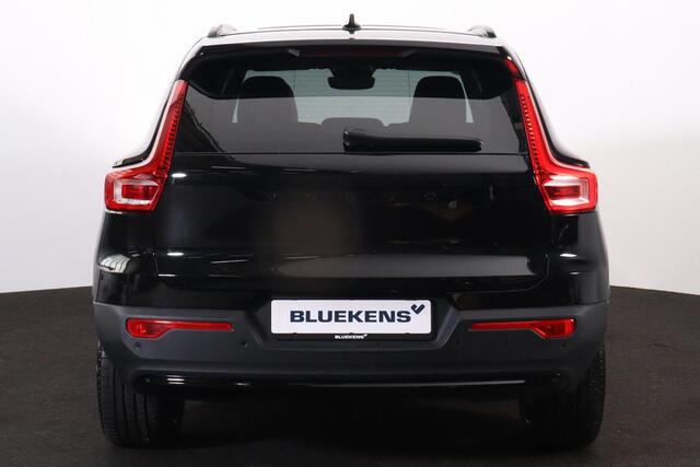 Volvo EX40 Extended Range Ultra 82 kWh -- Panorama/schuifdak - IntelliSafe Assist & Surround - 360º Camera - Harman/Kardon audio - Trekhaak - Verwarmde voorstoelen & stuur - Parkeersensoren voor & achter - Elektr. bedienb. voorstoelen met geheugen links - Draadloze 