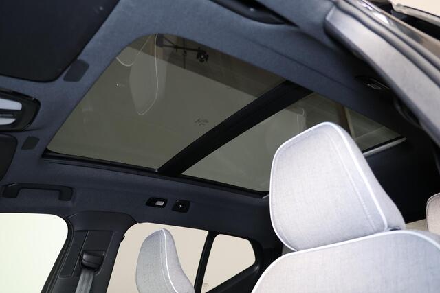 Volvo EX40 Extended Range Ultra 82 kWh -- Panorama/schuifdak - IntelliSafe Assist & Surround - 360º Camera - Harman/Kardon audio - Trekhaak - Verwarmde voorstoelen & stuur - Parkeersensoren voor & achter - Elektr. bedienb. voorstoelen met geheugen links - Draadloze 