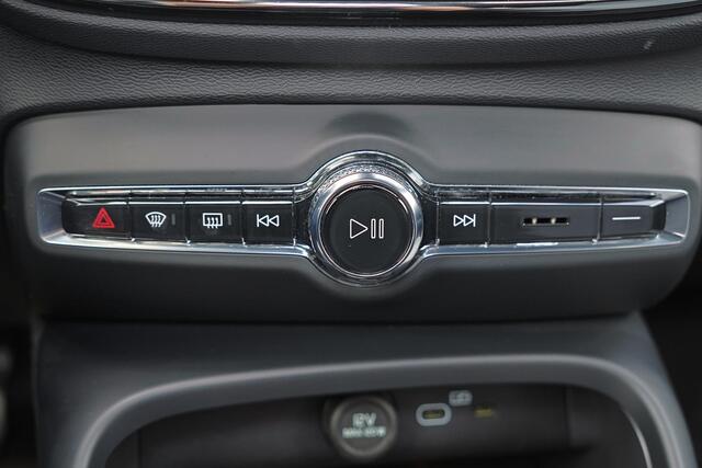 Volvo EX40 Extended Range Ultra 82 kWh -- Panorama/schuifdak - IntelliSafe Assist & Surround - 360º Camera - Harman/Kardon audio - Trekhaak - Verwarmde voorstoelen & stuur - Parkeersensoren voor & achter - Elektr. bedienb. voorstoelen met geheugen links - Draadloze 