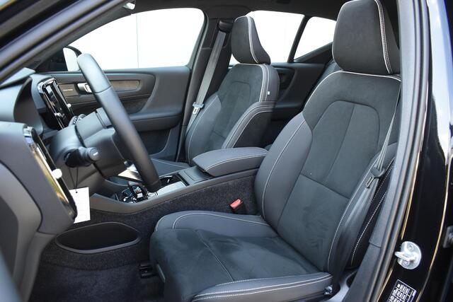 Volvo EX40 Single Motor Extended Range Ultra 82 kWh Navigatie / 360 Camera / 20'' velgen / Panorama schuif-kanteldak / Harman Kardon / Elektrisch verstelbare stoelen met geheugen / Stoelverwarming / Stuurverwarming