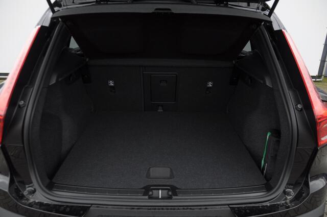 Volvo EX40 252PK Automaat Single Ext. Range Core Business / Driver Assist / Adaptieve cruise control / BLIS / Stoel - en stuurwielverwarming / Pakeersensoren met camera / Apple carplay /