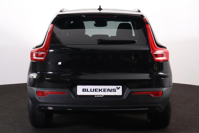 Volvo EX40 Performance Ultra Black Edition 82 kWh - Panorama/schuifdak - 360º Camera - Harman/Kardon audio - Verwarmde voorstoelen, stuur & achterbank - Parkeersensoren voor & achter - Elektr. bedienb. voorstoelen met geheugen links - Draadloze tel. lader - Warmtepo