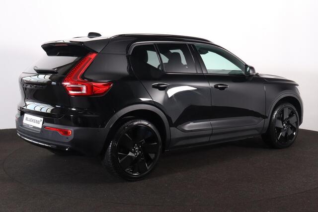 Volvo EX40 Performance Ultra Black Edition 82 kWh - Panorama/schuifdak - 360º Camera - Harman/Kardon audio - Verwarmde voorstoelen, stuur & achterbank - Parkeersensoren voor & achter - Elektr. bedienb. voorstoelen met geheugen links - Draadloze tel. lader - Warmtepo