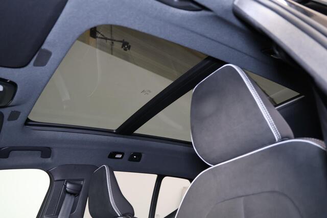 Volvo EX40 Performance Ultra Black Edition 82 kWh - Panorama/schuifdak - 360º Camera - Harman/Kardon audio - Verwarmde voorstoelen, stuur & achterbank - Parkeersensoren voor & achter - Elektr. bedienb. voorstoelen met geheugen links - Draadloze tel. lader - Warmtepo