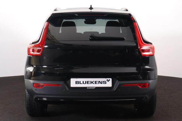 Volvo EX40 Extended Range Ultra Black Ed. 82 kWh - Panorama/schuifdak - IntelliSafe Assist & Surround - 360º Camera - Harman/Kardon audio - Verwarmde voorstoelen, stuur & achterbank - Parkeersensoren voor & achter - Elektr. bedienb. voorstoelen met geheugen links -