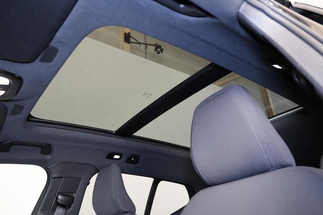 Volvo EX40 Extended Range Ultra Black Ed. 82 kWh - Panorama/schuifdak - IntelliSafe Assist & Surround - 360º Camera - Harman/Kardon audio - Verwarmde voorstoelen, stuur & achterbank - Parkeersensoren voor & achter - Elektr. bedienb. voorstoelen met geheugen links -