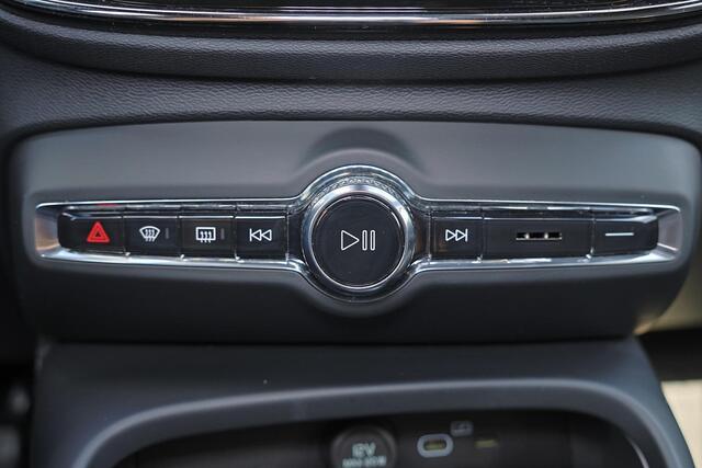 Volvo EX40 Extended Range Ultra Black Ed. 82 kWh - Panorama/schuifdak - IntelliSafe Assist & Surround - 360º Camera - Harman/Kardon audio - Verwarmde voorstoelen, stuur & achterbank - Parkeersensoren voor & achter - Elektr. bedienb. voorstoelen met geheugen links -