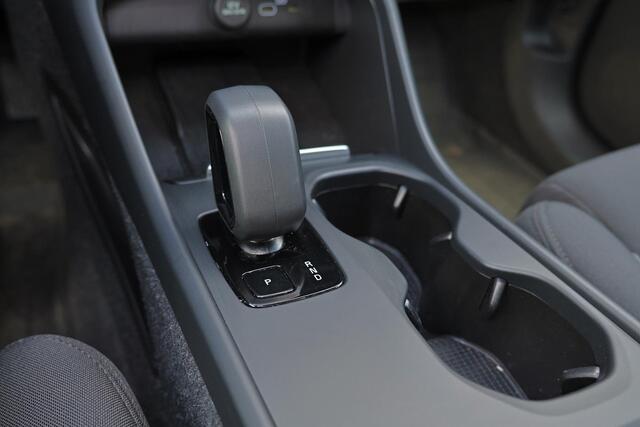 Volvo EX40 Extended Range Ultra Black Ed. 82 kWh - Panorama/schuifdak - IntelliSafe Assist & Surround - 360º Camera - Harman/Kardon audio - Verwarmde voorstoelen, stuur & achterbank - Parkeersensoren voor & achter - Elektr. bedienb. voorstoelen met geheugen links -