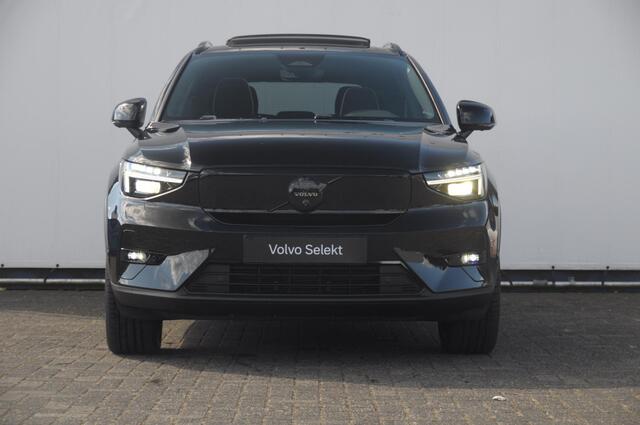 Volvo EX40 252PK Automaat Ext. Range Ultra Black Edition / Adaptieve koplampen / Panoramadak / 360 Camera / Apple carplay / Android auto / Elektrisch bedienbare voorstoelen / Pilot assist / Adaptive cruise control / Harman kardon audio / Stoelverwarming voor / Warmt