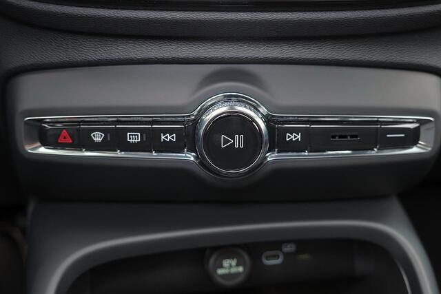 Volvo EX40 Single Motor Extended Range Ultra 82 kWh Panorama/schuifdak - IntelliSafe Assist & Surround - 360º Camera - Harman/Kardon audio - Verwarmde voorstoelen, stuur & achterbank - Parkeersensoren voor & achter - Elektr. bedienb. voorstoelen met geheugen links -