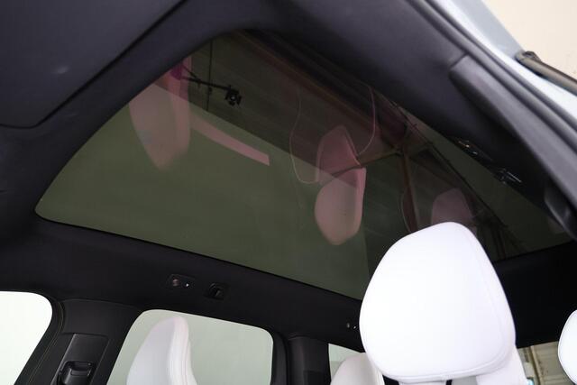 Volvo EX90 Performance Ultra 111 kWh - Luchtvering - Panoramadak - IntelliSafe Assist & Surround - 360º Camera - Bose Audio - Verwarmde voorstoelen, stuur & achterbank - Head up display - Extra getint glas - Elektr. inklapbare trekhaak - 22' LMV