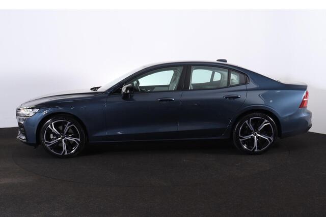 Volvo S60 B4 197pk Plus Dark - Adaptieve Cruise Control - Elektrisch verstelbare voorstoelen - Verwarmbare stoelen voor en achter - Parkeersensoren voor en achter - Achteruitrijcamera - 19" Glossy Black wielen