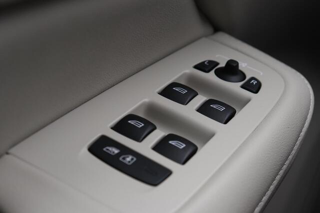 Volvo S60 B4 197pk Plus Dark - Adaptieve Cruise Control - Elektrisch verstelbare voorstoelen - Verwarmbare stoelen voor en achter - Parkeersensoren voor en achter - Achteruitrijcamera - 19" Glossy Black wielen