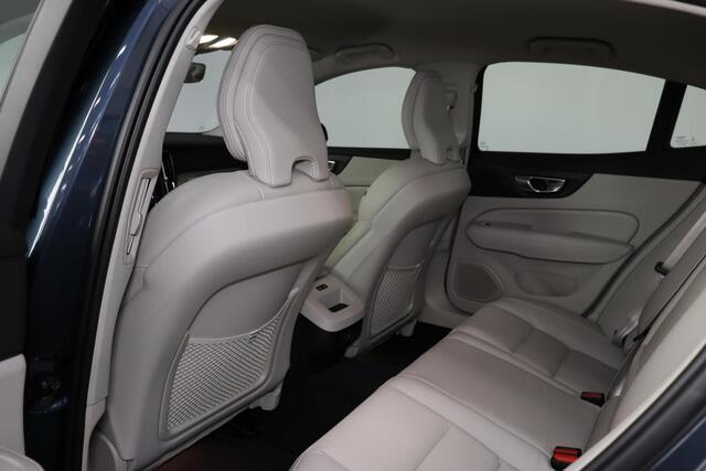 Volvo S60 B4 197pk Plus Dark - Adaptieve Cruise Control - Elektrisch verstelbare voorstoelen - Verwarmbare stoelen voor en achter - Parkeersensoren voor en achter - Achteruitrijcamera - 19" Glossy Black wielen