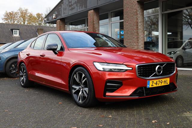 Volvo S60 2.0 T4 R-Design CAMERA LEER CARPLAY MEMORY TREKHAAK-ELEC. STOELVERW. DAB ZWARTE-HEMEL HARMAN&KARDON 2xELEC.VERST.STOELEN 18"LMV ENZ!