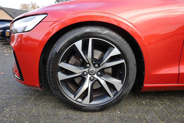 Volvo S60 2.0 T4 R-Design CAMERA LEER CARPLAY MEMORY TREKHAAK-ELEC. STOELVERW. DAB ZWARTE-HEMEL HARMAN&KARDON 2xELEC.VERST.STOELEN 18"LMV ENZ!