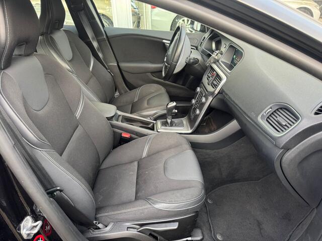 Volvo V40 2.0 T2 Momentum | Airco | Cruise control | Dakspoiler | Start/ Stop systeem | Elektrische ramen | APK t/m 17-08-2025 | NAP |