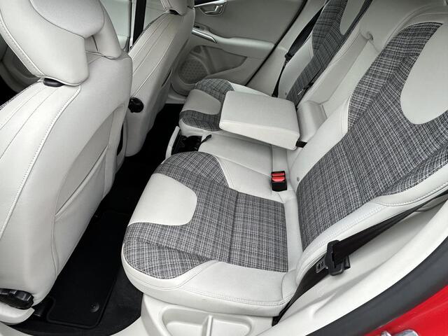 Volvo V40 1.5 T2 Nordic+ Navigatie / Climate Control / Parkeer- en stoelverwarming / park assist