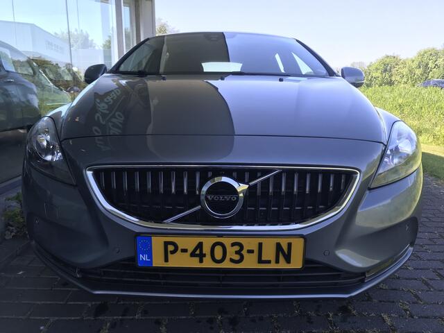Volvo V40 1.5 T3 Momentum Automaat | Rijklaar incl 12 mnd Bovag | Trekhaak Stoelverwarming PDC voor Climate control