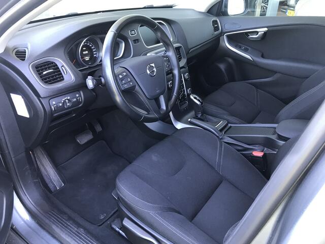 Volvo V40 1.5 T3 Momentum Automaat | Rijklaar incl 12 mnd Bovag | Trekhaak Stoelverwarming PDC voor Climate control