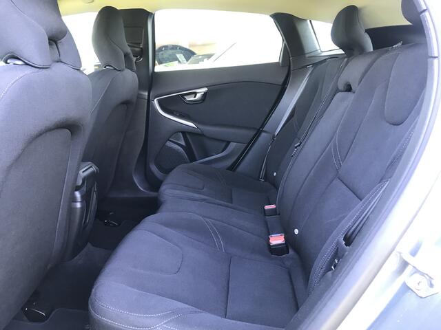 Volvo V40 1.5 T3 Momentum Automaat | Rijklaar incl 12 mnd Bovag | Trekhaak Stoelverwarming PDC voor Climate control